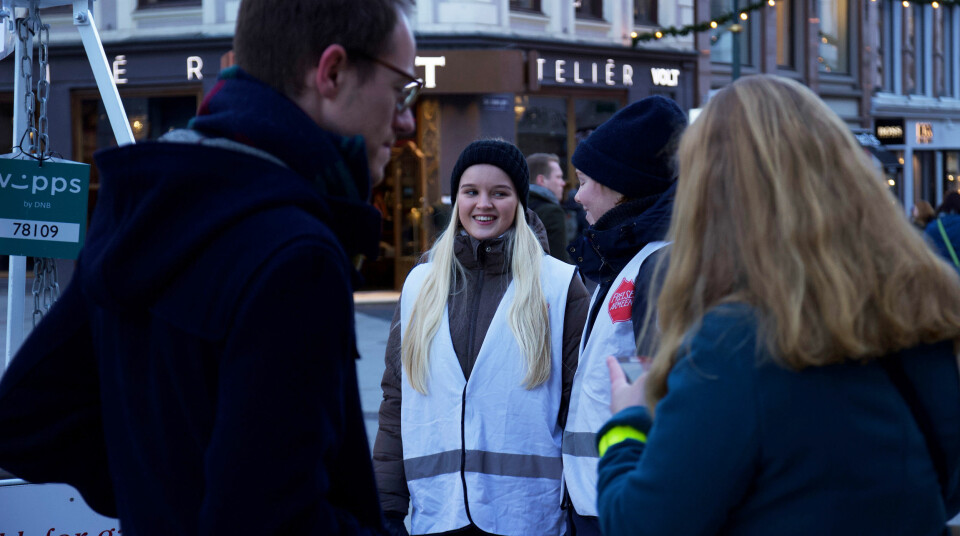 «FRIVILLIGHETENS DAG»: Maja Jørgensen (20) og Ingrid Lunde (21) står grytevakt for Frelsesarmeen på Egertorget i Oslo.FOTO: 300043