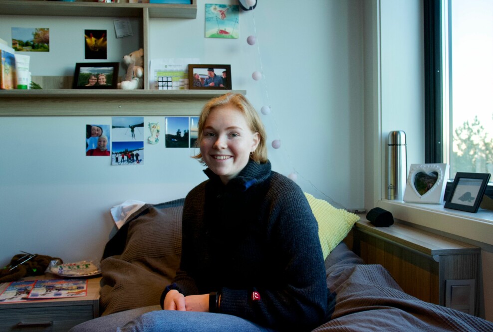 LEVER TETT: Utenfor rommet til Ingrid Lunde (21) er det alltid noe som skjer. Hun synes det gode fellesskapet er noe av det beste med å gå på folkehøgskole. FOTO: 300043
