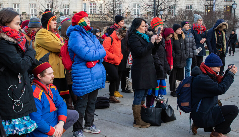 FARGERIKT PUBLIKUM: Mennesker ikledd samedrakter lyste opp Eidsvoll plassen en kald desember morgen. Foto: Tuva Mathilde Løland