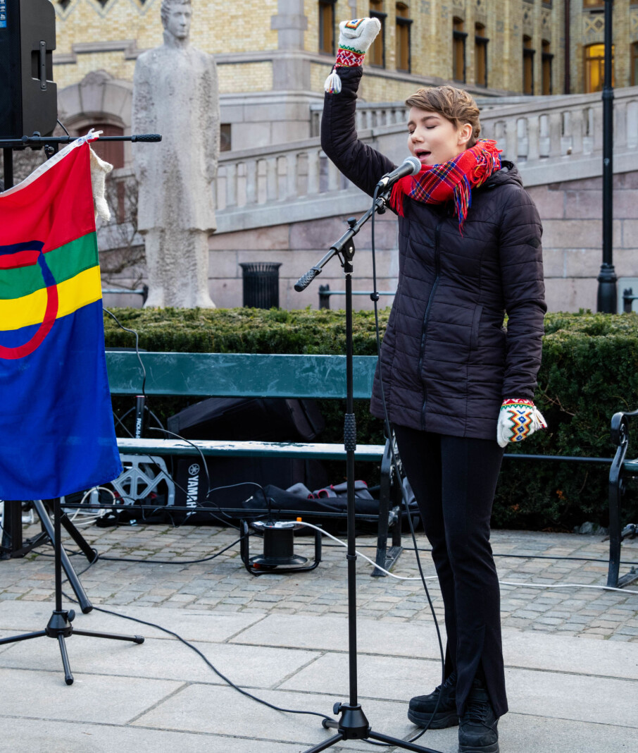 FØLELSESLADET OPPTREDEN: Markeringen ble avsluttet med en rørende joik fra Ella Marie Hætta Isaksen. Foto: Tuva Mathilde Løland