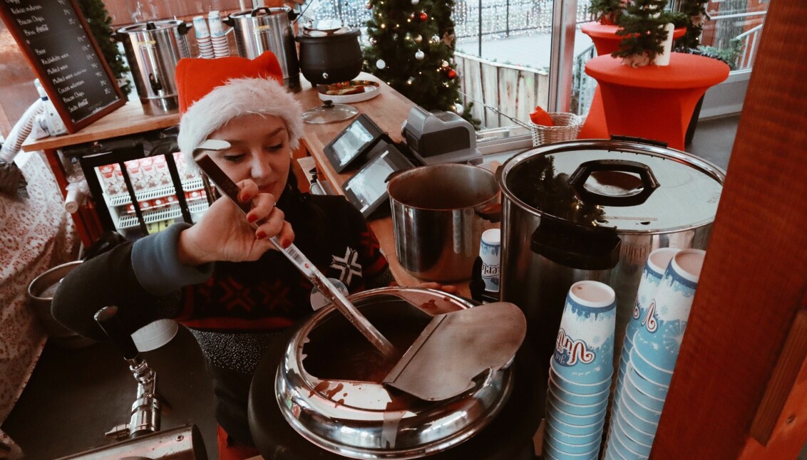 REIST FRA BULGARIA: Sara Atnansova forteller at hun syntes julen i Norge er ekstra koselig.Foto: Iben Kalberg