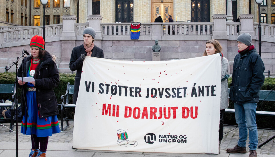 STØTTE I OSLO: En støttemarkering ble arrangert på Jovsset Ántes vegne foran Stortinget. Foto: Tuva Mathilde Løland