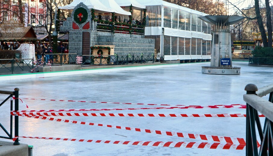 Det ble mange skuffede ansikt da skøytebanen var stengt i en god periode hos Jul i Vinterland. FOTO: Victoria Løvik