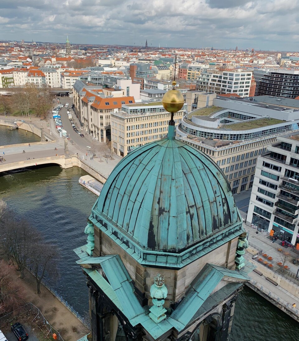 På toppen av Berliner Dom: Her med 360 graders utsikt over byen Berlin.