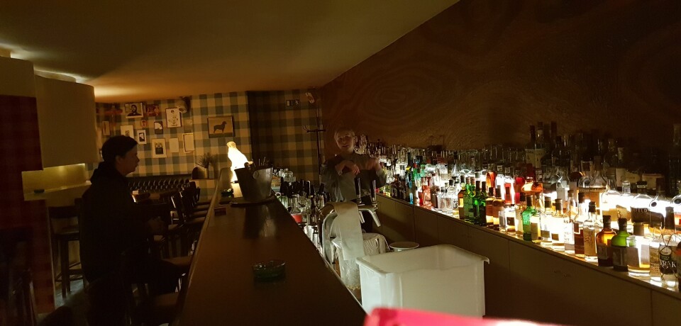 STORT UTVALG: Cocktailbaren har et enormt utvalg av sprit til drinkene. Dette er veldig viktig for dem, skal man tro bartenderen Reichegger.