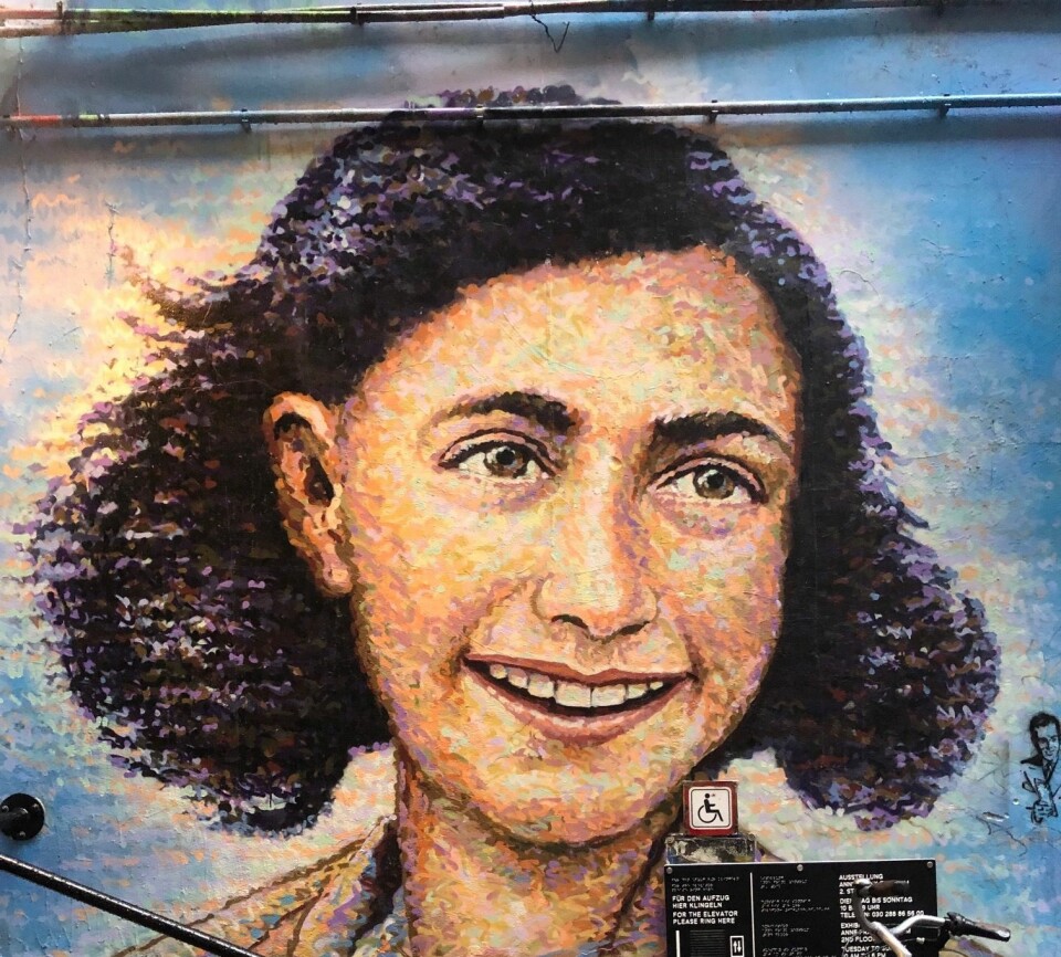 Bilde av Anne Frank utenfor minnesenteret. Malt av kunstneren Jimmy Cochran. FOTO: Amanda Mirenge
