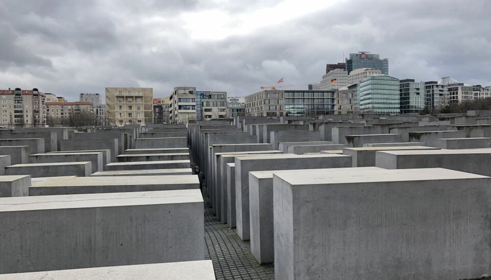 HOLOCAUST: Disse blokkene som står i Berlin er et kjent minnemerke for Holocaust, og et fast stopp på Hvite busser turene. FOTO: TONJE WAAL KARLSEN