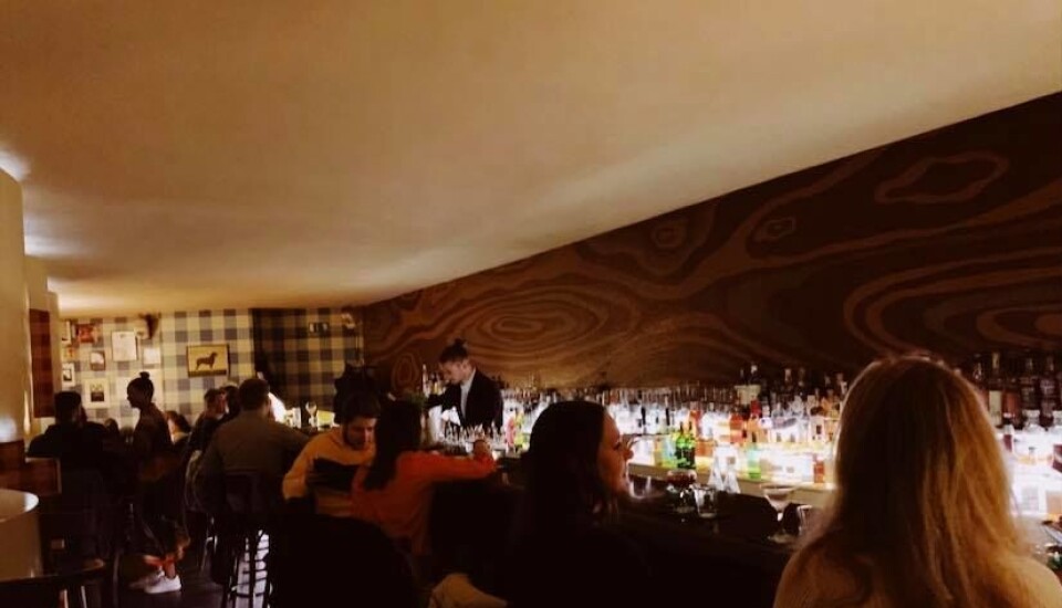 GREEN DOOR: Selv om baren er bortgjemt i et vanlig nabolag, var det fullstappet. FOTO: Emmaline Hekneby.