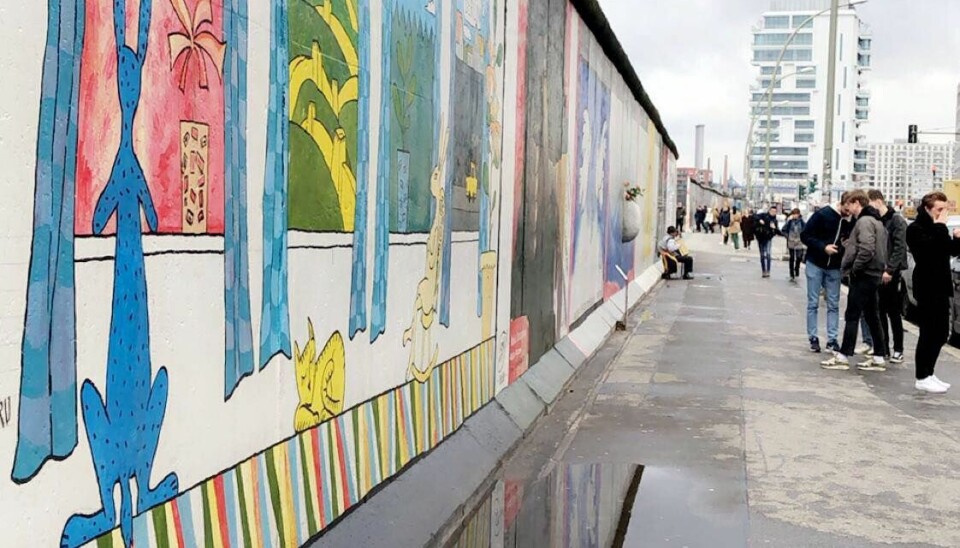 BERLINMUREN: I dag er muren dekorert av kunstverk og politiske slagord, malt av ulike kunstnere. FOTO: MAJA MARTINUSSEN