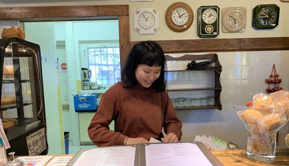 KAFÈ OG BRUKTBUTIKK: Hsing-Yi (28) jobber på Bonne Vie Berlin, en av Nikolaiviertels mange små, lokale kafeer. FOTO: Emmaline Hekneby