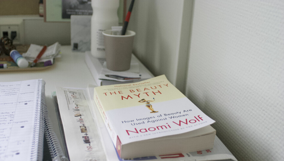 LESEGLEDE: McDowell leser fortiden Naomi Wolfs The Beauty Myth. den handler om å kjempe mot kropspresset.FOTO: 300077