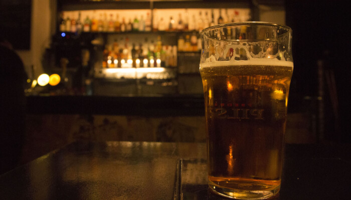 1,5 ENHETER: Ifølge rapporten Alkohol i Norge gir et alkoholinntak på mer enn seks enheter, som tilsvarer ca. fire halvlitere øl, en klart forhøyet skaderisiko.