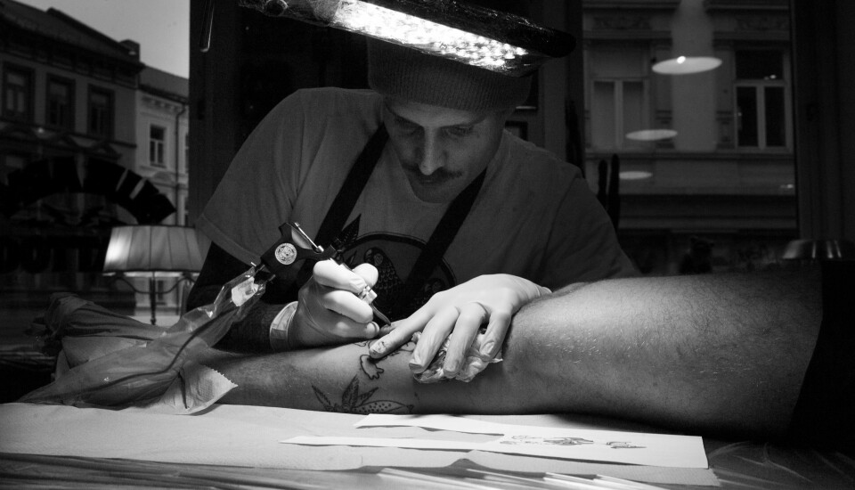 INNHOLD: Christoffer Woien er daglig leder ved Blue Arms tattoo i Oslo. Han stiller høye krav til steriliseringsforholdene innad i studioet.