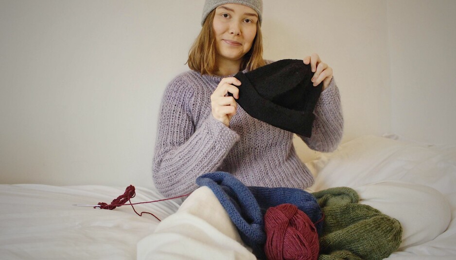 Susanne Blindheim (22) fra Asker, ikledd selvlagd genser, viser frem flotte, hjemmestrikkede luer.