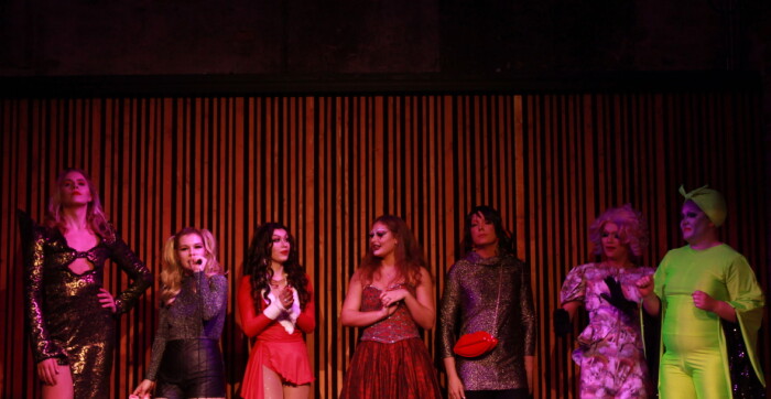 SAMLET PÅ SCENEN: Alle artistene takker for seg etter showet. Fra venstre: Victoria Fierce, VEX, Ayama Star, Fiona Fierce, Linda Longlegz, Nabi Yeon Geisha og Elektra Puzzz.