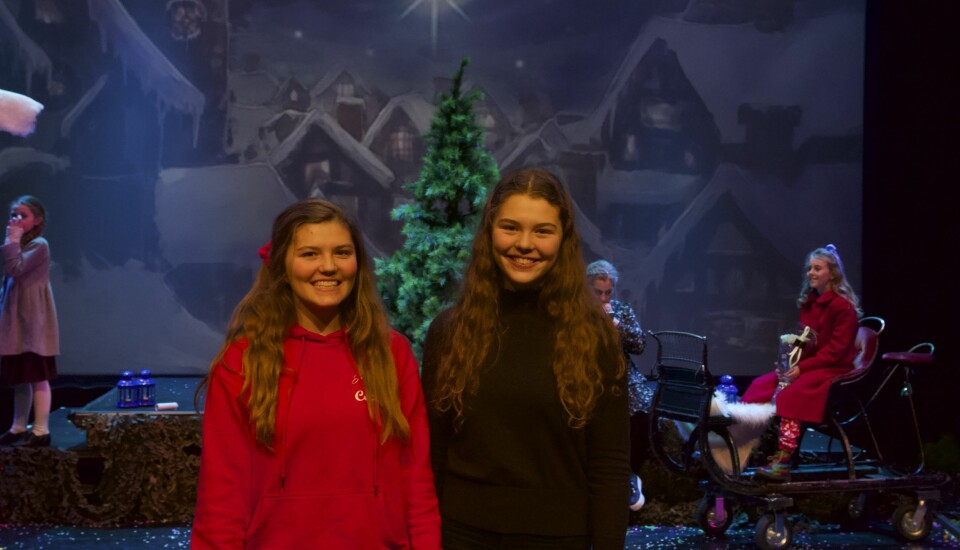 Musikaljentene: Cecilia Strønen Damm (20) og Selma Indine Strønen Damm (17) er to av fire jenter som har laget en av Bergens vakreste juletradisjoner.