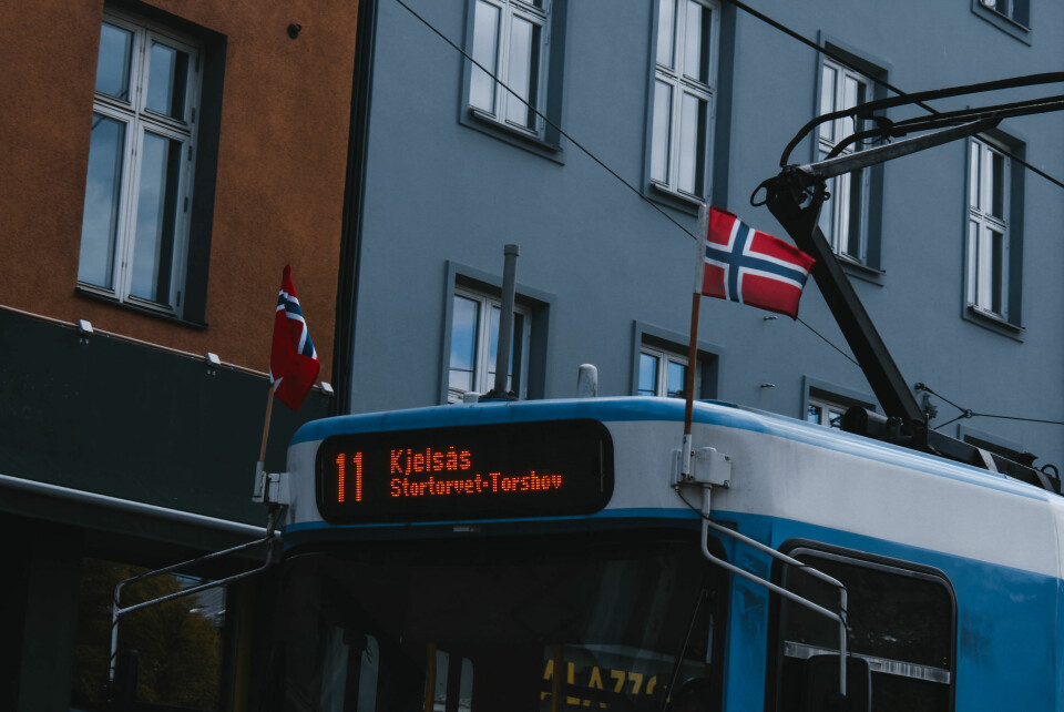 Oslo Sporveier hadde pyntet trikkene med norske flagg til nasjonaldagen. FOTO: Hanne Nilsen Hallerud.