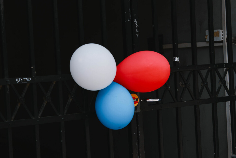 Det var flere av beboerne som hadde pyntet med ballonger i flaggets farger. Her i Thorvald Meyers Gate. FOTO: Hanne Nilsen Hallerud.