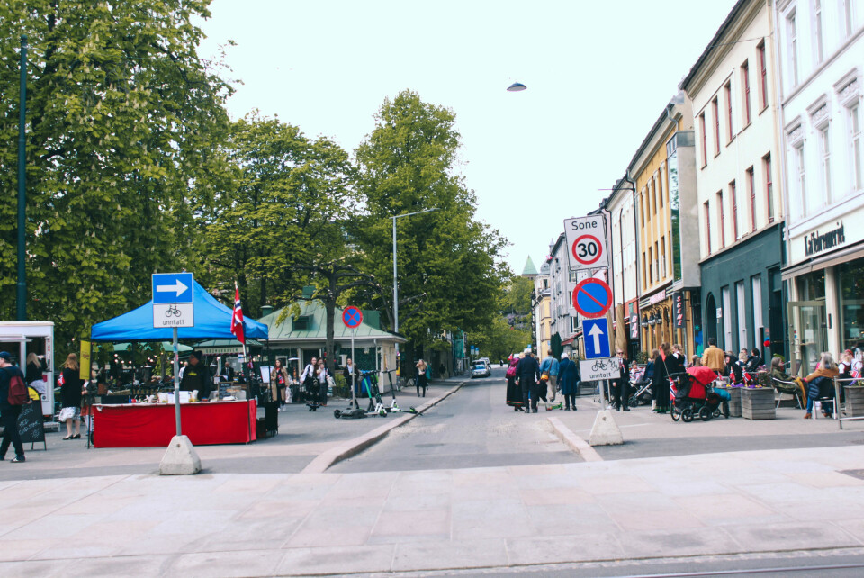 Det var færre folk en vanlig å se i Thorvald Meyers Gate på Grünerløkka på 17. mai i år. FOTO: Hanne Nilsen Hallerud