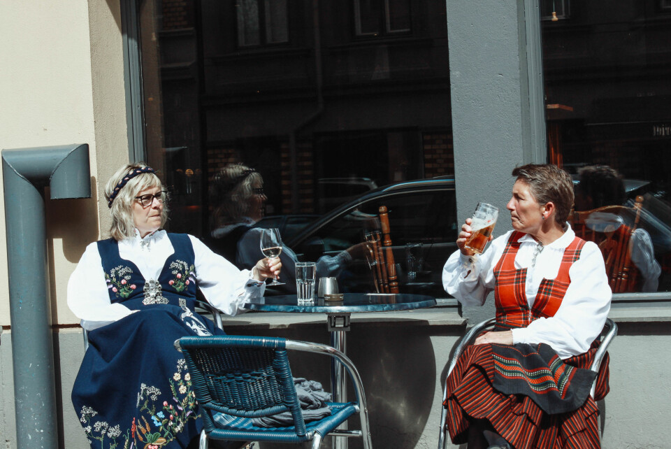 Mange unner seg god drikke på nasjonaldagen. Disse damene har valgt å hygge seg med hvitvin og øl. FOTO: Hanne Nilsen Hallerud.