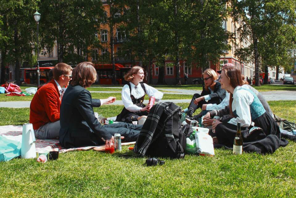 Vennegjengen på åtte koser seg ved Birkelunden med vin, øl, mat og musikk. FOTO: Hanne Nilsen Hallerud.