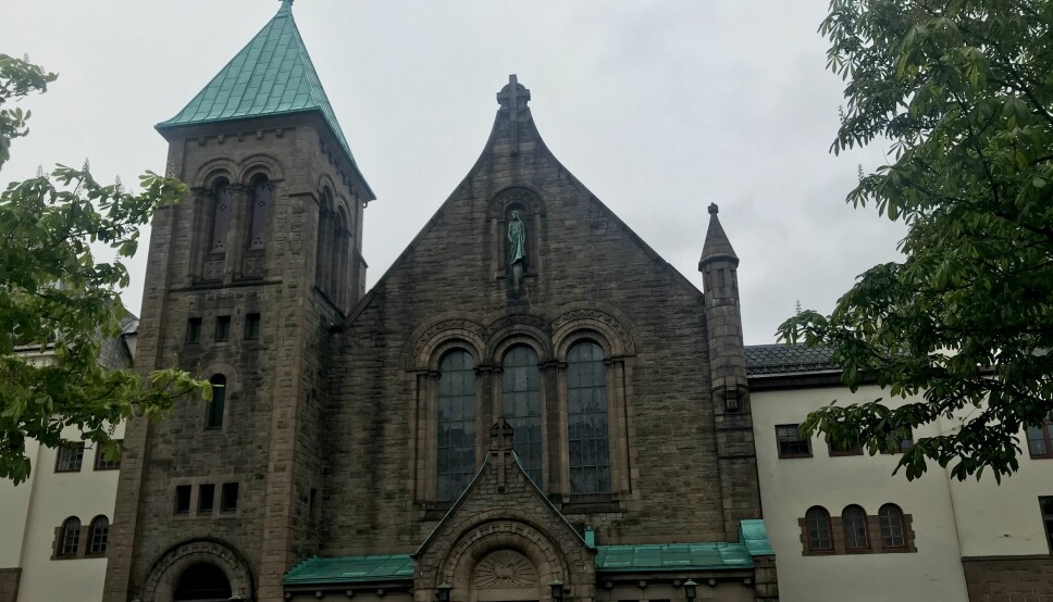 URBAN KIRKE: Frogner kirke er en av de få kirkene i Oslo som ikke er frittliggende, men som ligger mellom leiegårdene.