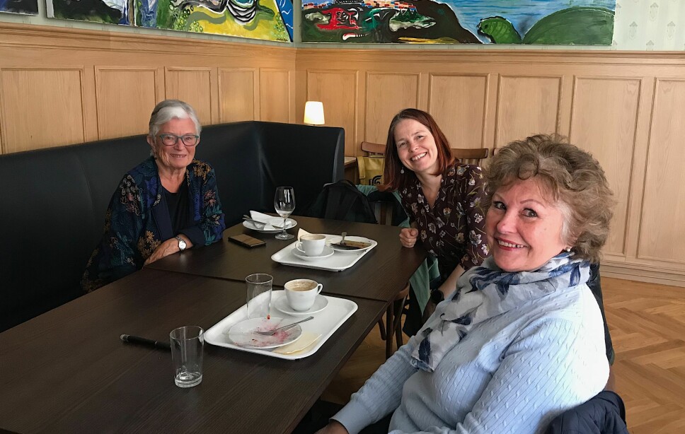 AKSJONSGRUPPA: Kirsti Søgstad (74 år), Sunniva Huglen (43 år) og Gro Venli (71 år) på Halvorsens Conditori for å diskutere de neste planene til aksjonsgruppa.