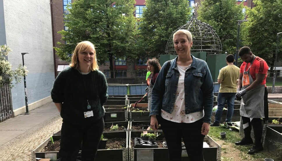 BIDRAR: Miljøkonsulent for bydel Gamle Oslo, Stine Lindholm og Gründer Helene Gallis foran kassene hvor urtene blir dyrker.
