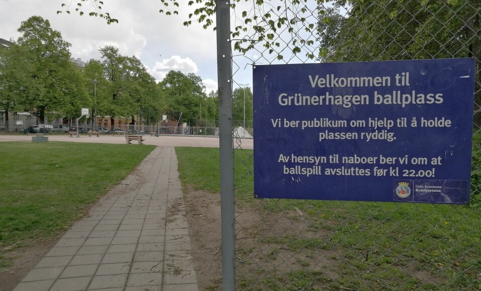 ØNSKER SKILT: På Grünerhagen ballplass er det flere skilt som minner publikum om å ta hensyn. Slike skilt finnes ikke i parken rett ved siden av, noe naboene etterlyser fra Bymiljøetaten.