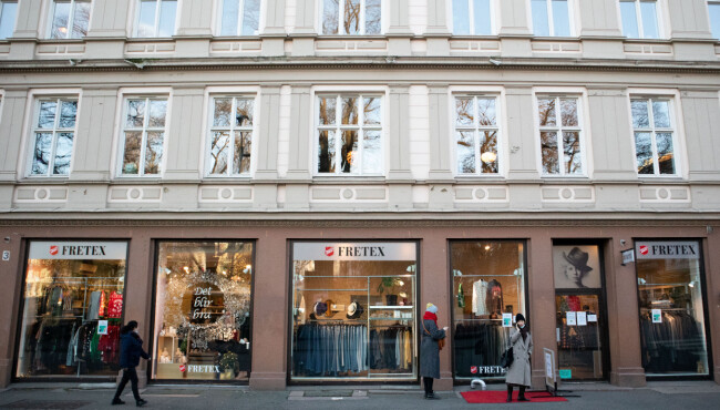På grunn av koronasituasjonen kan Fretex på Grünerløkka kun ha max 10 kunder i butikken samtidig. Dermed må de ventende kundene stå i kø utenfor.
