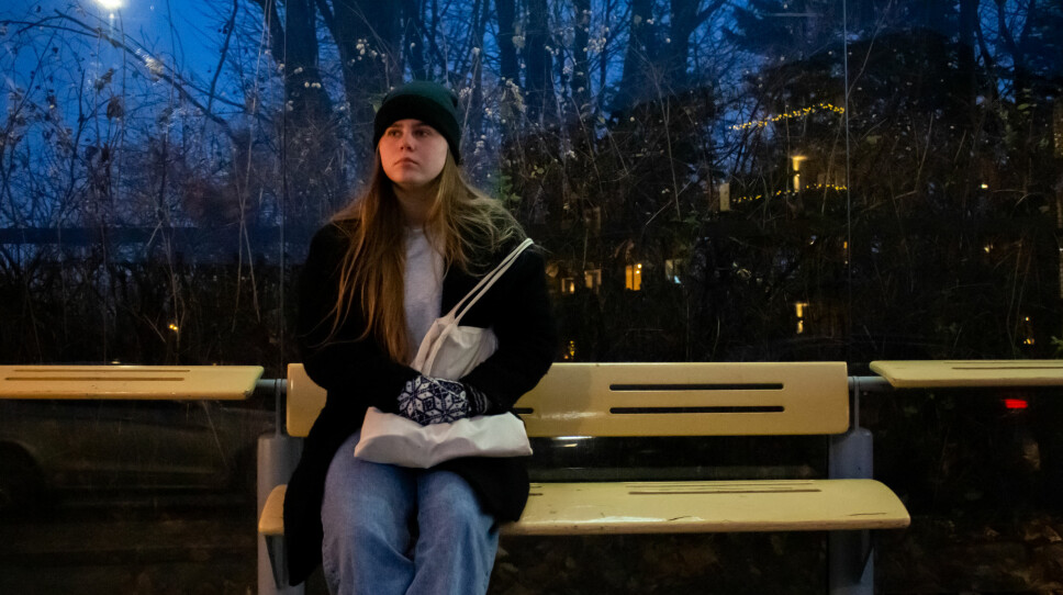 Tiril Tørseth (19) sitter ensom på bussholdeplassen og venter på noen.