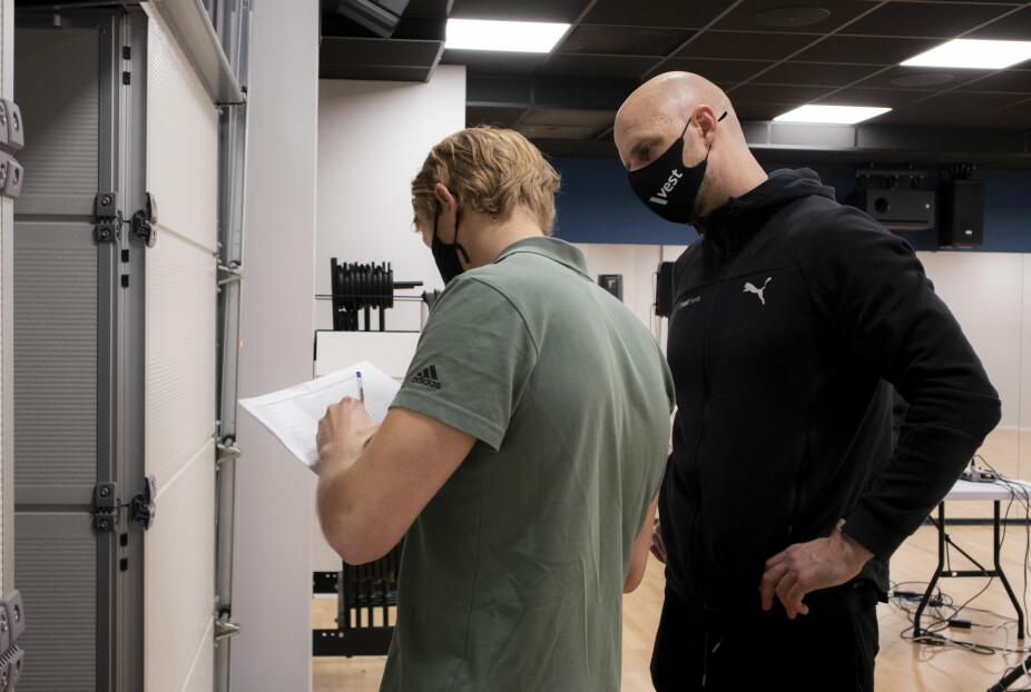 Eirik Østreng Gudbrandsen og Torbjørn Fritzen i gang med utdeling av treningsutstyr til medlemmene. Utstyret kan brukes i enkelte treningstimer via zoom.