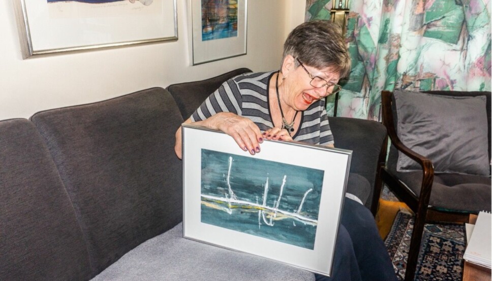 Her viser Idun frem bildet hun malte på 10 minutter. Bildet bak til høyre er det Jo Stang som har malt.