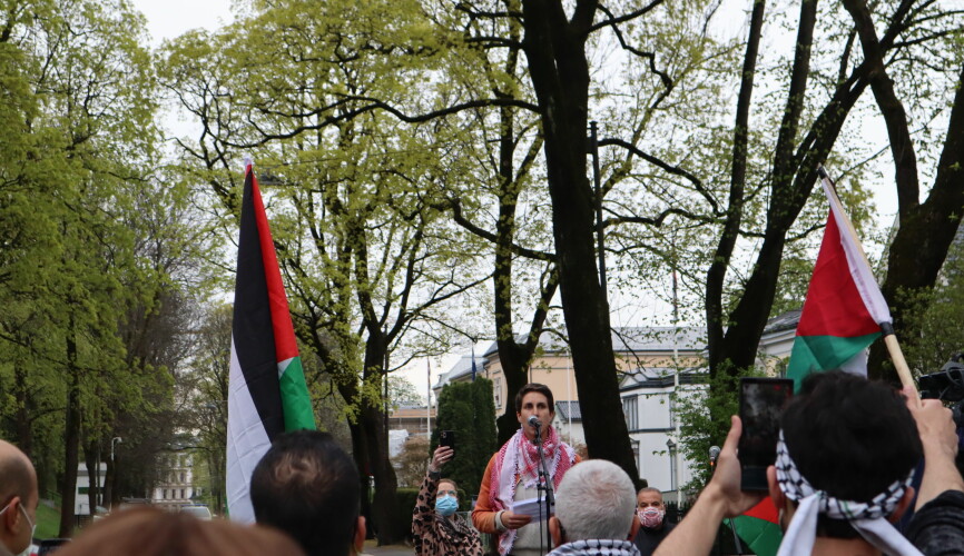 Line Khateeb (37) taler foran den Israelske ambassaden.