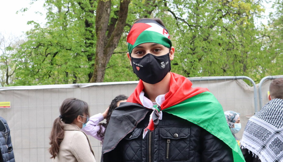 Issa Shatta (16) har tatt det Palestinske flagget på hodet og ryggen for å vise sin støtte