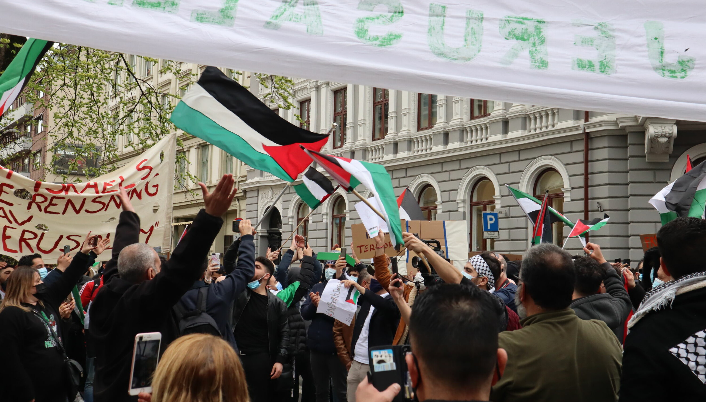 Folkemengden klapper i hendene og roper 'fri Palestina'.