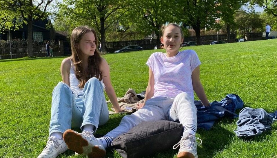 Vil hjem til familien: Fra venstre: Sofie Nüschen (18) og Amira Khalil (18).