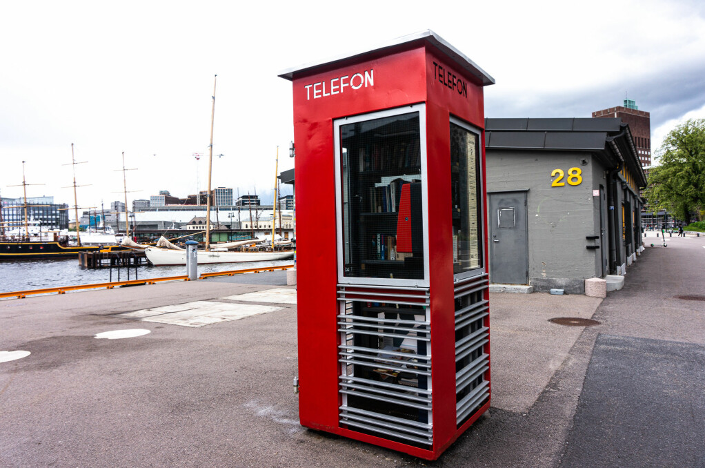 Telefonkiosken står på Akershuskaia i Oslo, og er en av de 100 verna røde telefonkioskene. Dette er av den eldste typen som ble plassert i 1933. Foto: Benedicte Wang.