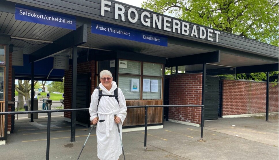 FORNØYD: Mette Bodil Havrevold (84) er en av de første gjestene på Frognerbadets åpningsdag. Hun er svært fornøyd med å endelig kunne vende tilbake til bassenget.