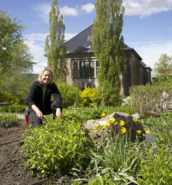 FORNØYD: Nina Myrland trives godt som gartner blant de nydelige omgivelsene i Botanisk hage.