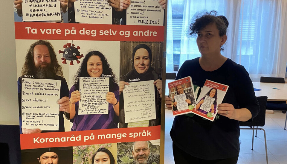 Katarzyna Szuster med brosjyrene de har produsert.