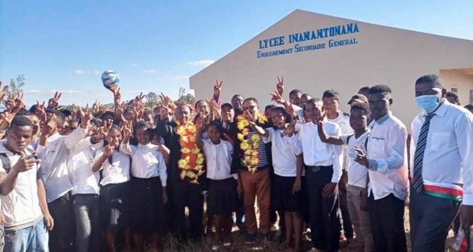 Dette er den første skolen som ble bygd av @projecthelpmadagaskar på øya.