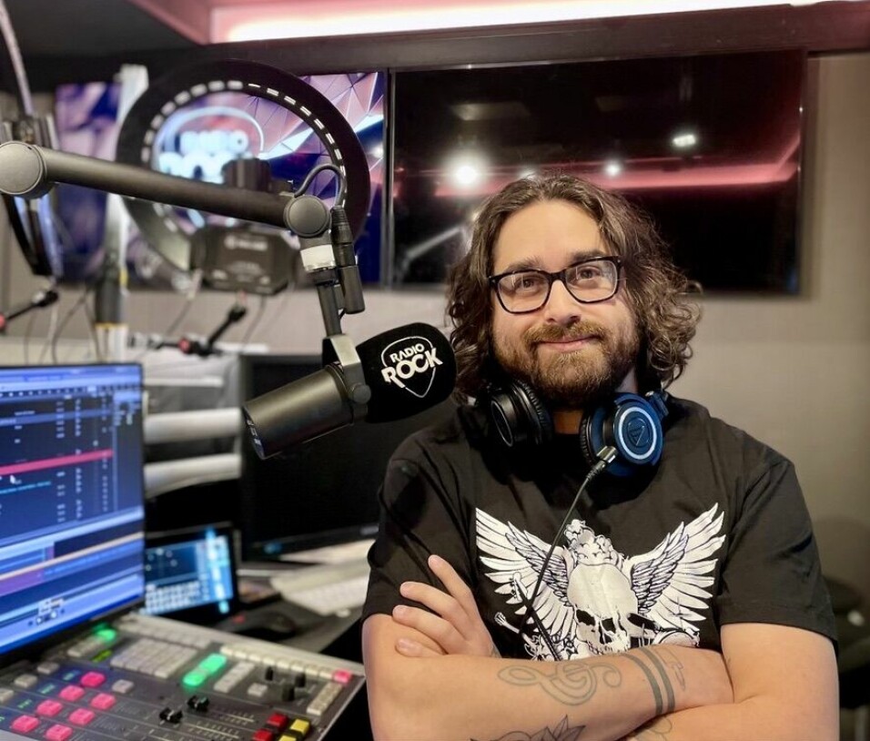 Eric Sharma (34) i studioet til Radio Rock hvor han for tiden runder av kveldene mandag-torsdag.
