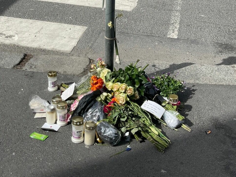 Blomster og lys har blitt lagt like ved ulykkesstedet.