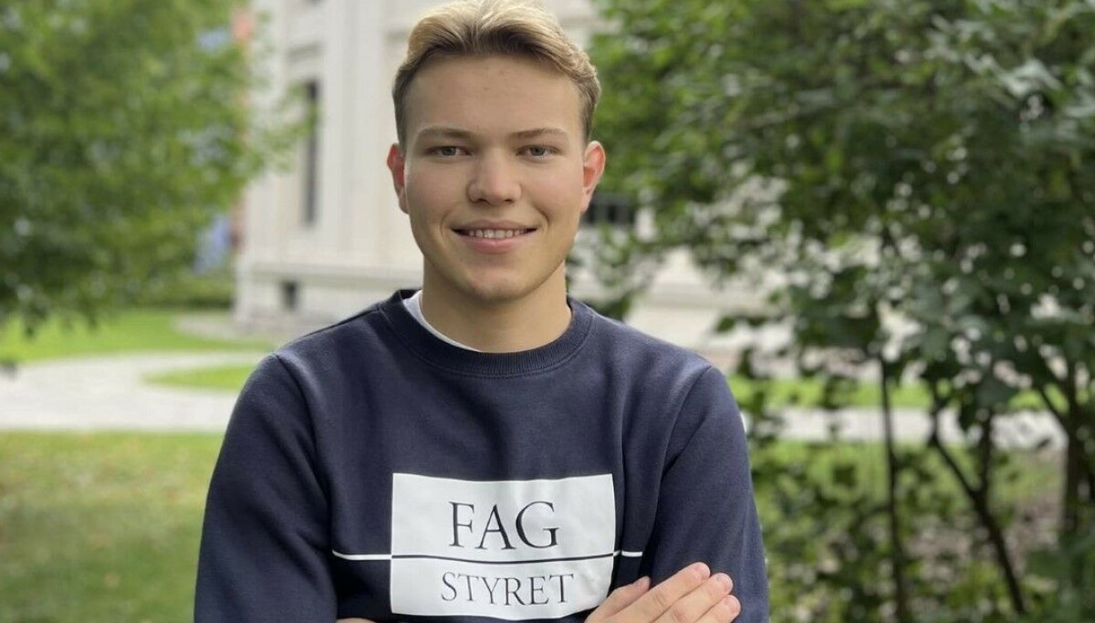 Elias Rasmussen (21) er fornøyd: – At rommet er rundt, byr ikke på noen ...