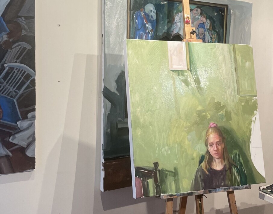 Anerkjent kunstner maler på «åpen gate»