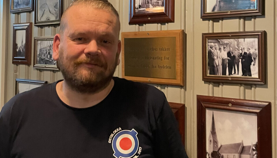 Tormod Kristoffersen foran bilde-veggen på Vålerenga Vertshus Tormod Kristoffersen foran bilde-veggen på Vålerenga Vertshus