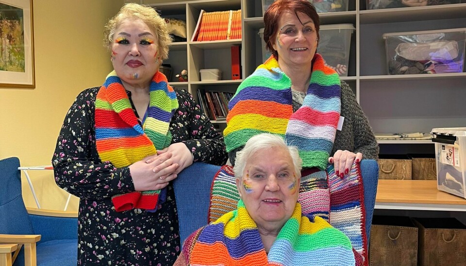 Hjemmestrikket Pride-skjerf: De faste besøkende på Grønland Seniorsenter har pyntet seg fra topp til tå Hjemmestrikket Pride-skjerf: De faste besøkende på Grønland Seniorsenter har pyntet seg fra topp til tå