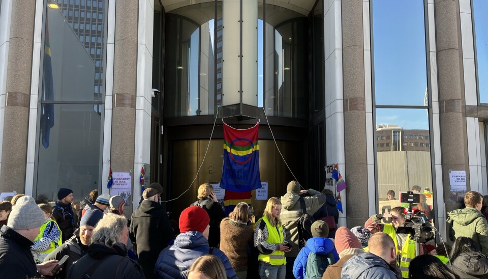 Stort oppmøte: Hovedinngangen til Olje- og energidepartementet under total blokade Stort oppmøte: Hovedinngangen til Olje- og energidepartementet under total blokade