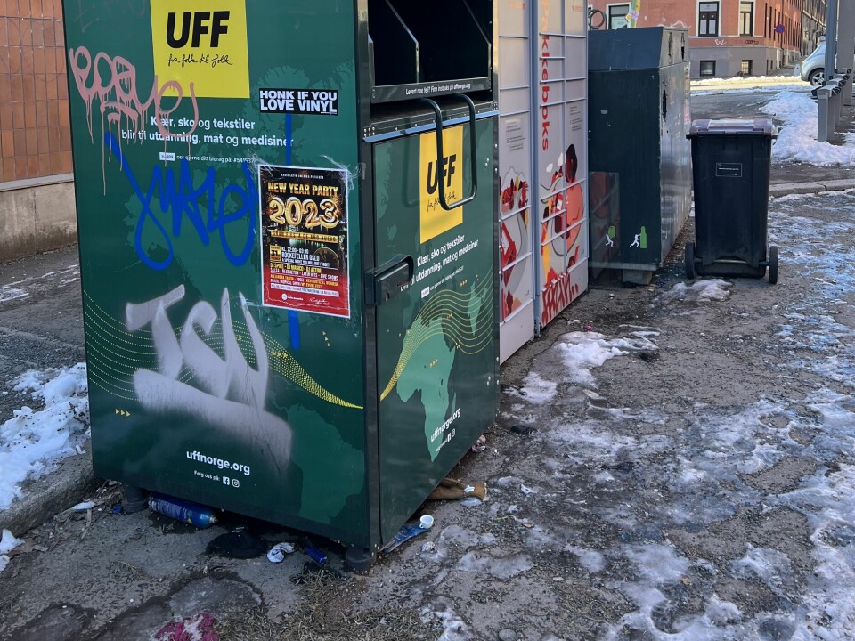 UFF KLESCONTAINER: Disse containerne er forbeholdt klær, men tiltrekker seg også avfall.